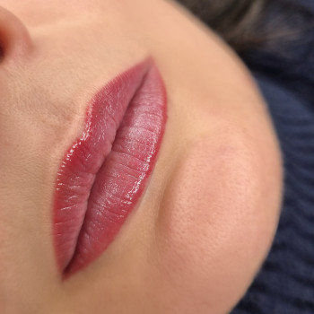 Перманентный татуаж: пудровые теневые брови, губы, стрелки
                    Косметолог-эстетист Влада Харьков