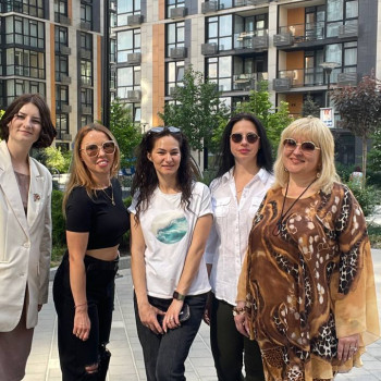 Психолог Мирошник лагідно нагадує: «Дівчатка, зручними мають бути віконця на масаж, а не ви». 
З люб...