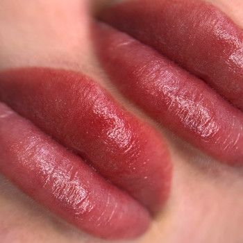 Заповнили форму губ де не вистачало натурального пігменту