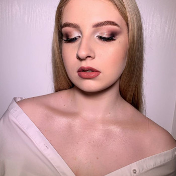 Професійний макіяж на будь-який смак

 
 