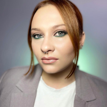 Професійний макіяж на будь-який смак

 
 