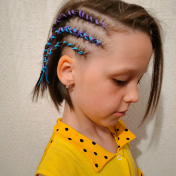 Брейди на скроні з оздобленням