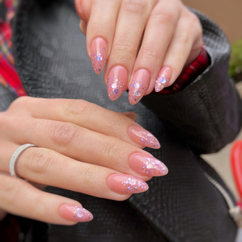 Маникюр с блестками розовый битое стекло, фото - Салон красоты Make up and nails bar