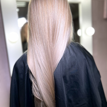 Фарбування волосся
                    Салон красоты Make up and nails bar Киев