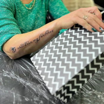 Тату напис і доглядовий подарунок для клієнтів