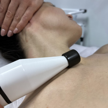 Апаратний масаж обличчя