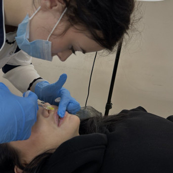 Відпрацювання техніки збілшення губ учнями

 