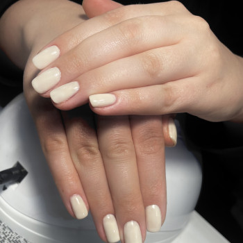 світлий манікюр