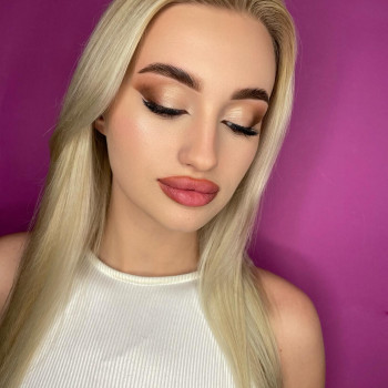 Професійний макіяж на будь-який смак

 
 