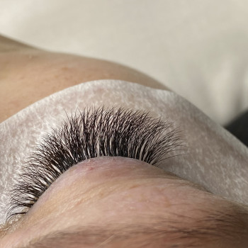 Вигляд вій при закритому оці.
На цьому фото прекрасно видно якість роботи. А це головне для мене!