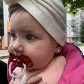 Проколювання вушок діткам

 