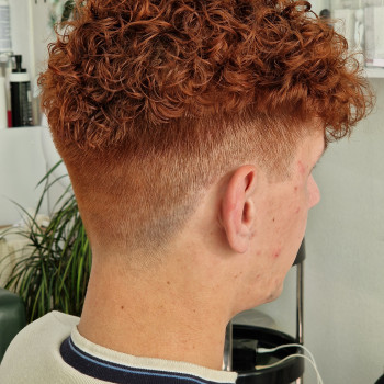 Завивка волосся для чоловіків
                    Салон красоты En Ajoure Киев