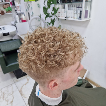 Завивка волосся для чоловіків
                    Салон красоты En Ajoure Киев