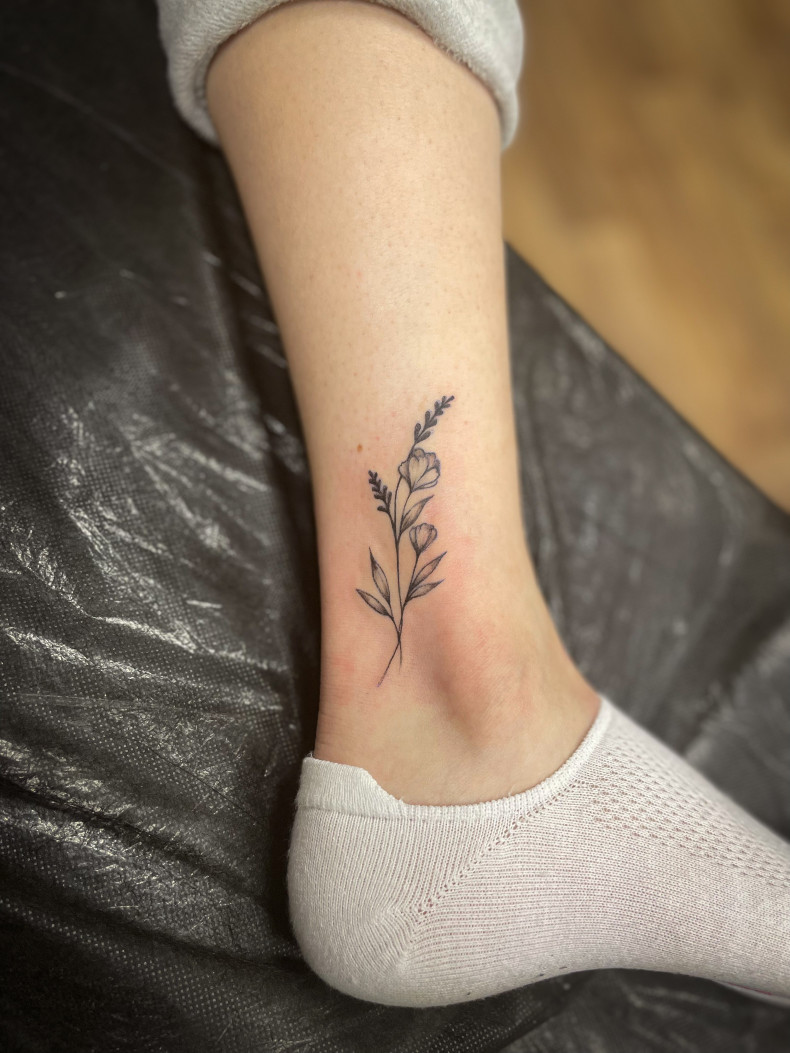 Для дівчат чорно-білі квіти, фото - Тату салон Alpha Tattoo Studio