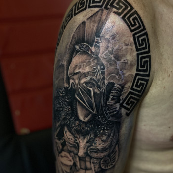 Тату мужские на плече спартанец, фото - Тату мастер Анна Ананченко