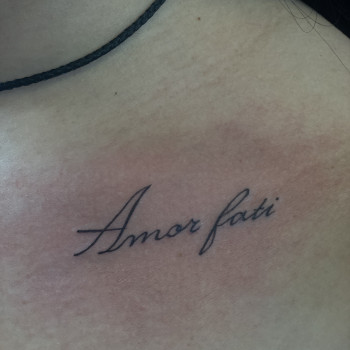 Тату надпись на ключице тату amor fati, фото - Тату мастер Анна Ананченко