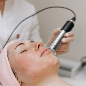 Карбоксітерапія 
Як процедура "на вихід", так і курсом. При купівлі повного курсу діє динамічна вар...