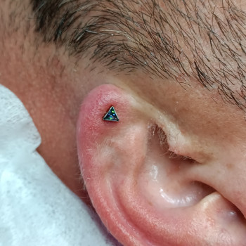 Классический прокол мочки уха