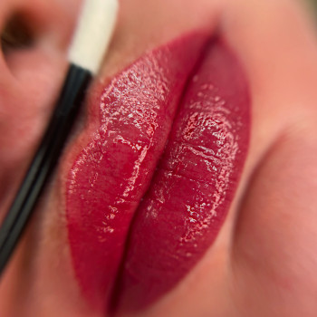 Перманентний макіяж губ
        