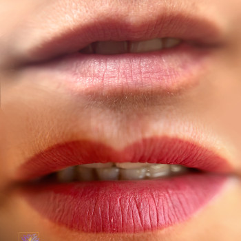 Перманентний макіяж губ
        