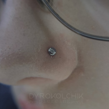Прокол крила носа з білим агатом
