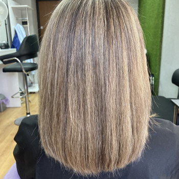 Стрижка та рельєфне фарбування волосся