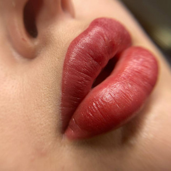 перманентний макіяж губ на 2 роки.
На фото губи одразу після процерури, колір в процесі заживлення б...