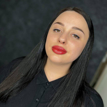 перманентний макіяж губ на 2 роки.
На фото губи одразу після процерури, колір в процесі заживлення б...