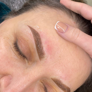 Брови одразу після перманентного макіяжу.