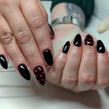 Черный маникюр миндаль с сердечками, фото - Мастер маникюра Марина Мартыненко