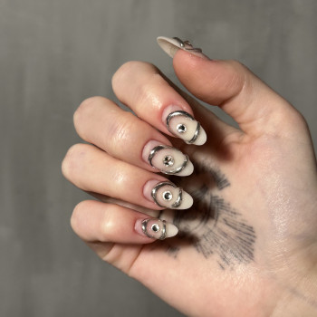 Маникюр с серебром текстурный нейл арт ногти 2024 3d, фото - мастер маникюра Роксана С