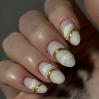 Молочний манікюр із золотом текстурний, фото - Майстер манікюру Роксана С