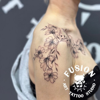 Тату  #квіти #чорно-біла  #черно-белая  #длядівчат #длядівчини #наплече, фото - Тату салон Fusion