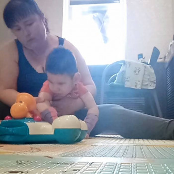 Вчимося утримувати голову та спиратися на руки
