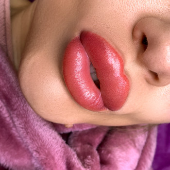 Перманентный макияж губ
                    Мастер перманентного макияжа Виктория Киев