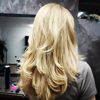 Стрижка, базова укладка, фарбування коріння волосся.