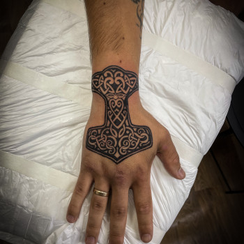 Тату для хлопців на кисті молот Тора, фото - Тату салон Alpha Tattoo Studio