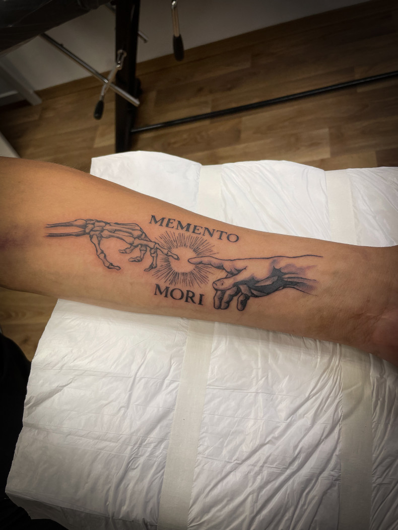 На предплечье черно-белые слова, фото - Тату салон Alpha Tattoo Studio