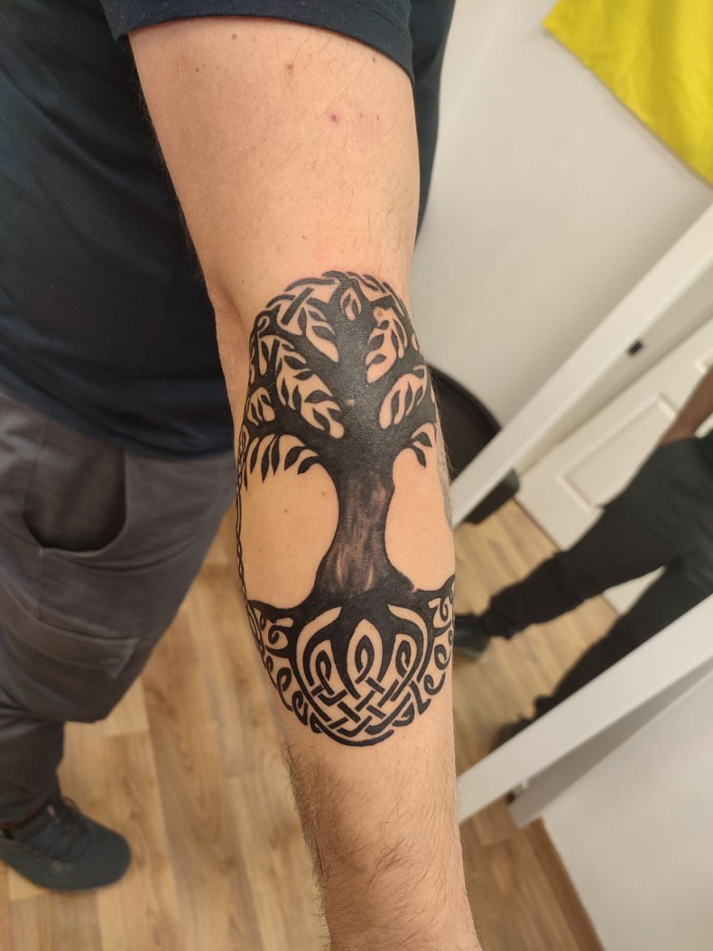 Мужские на руке блэкворк, фото - Тату салон Alpha Tattoo Studio