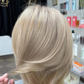 Чистий блонд на тонкому волоссі