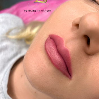 Перманентний макіяж губ👄
Помадний ефект 💋

 