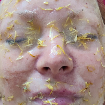 Гідрогелева маска Beta-Carotene. 
Заспокоює подразнену шкіру, прискорює оновлення клітин, продукує колаген, очищує пори. 
Допомагає позбутися тьмяності шкіри обличчя, прибере дрібні зморшки, сгладить нерівну її текстуру.
 #чисткаобличчя #депіляція #епіляція