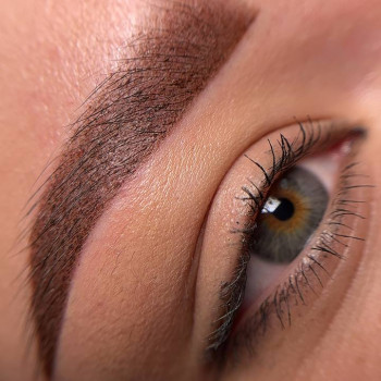 Бровки відразу після процедури перманентного макіяжу