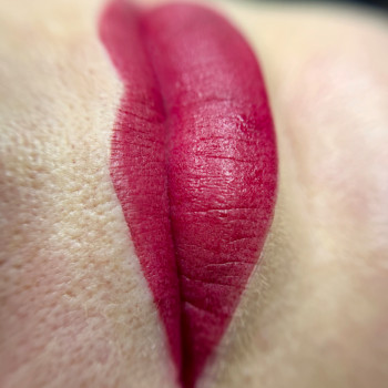 Перманентний макіяж губ
        