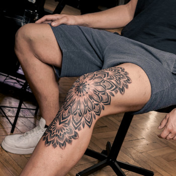 Тату для хлопців на нозі коліні, фото - Тату майстер Вікторія Бех