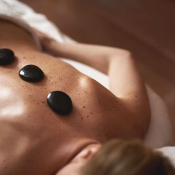 Масаж гарячим камінням
                    Масажист Іван Львів