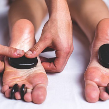 Масаж гарячим камінням
                    Масажист Іван Львів