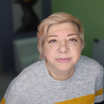 Получили натуральные бровки 
Поработали с формой и добавили цвета