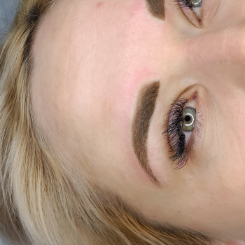 На правой брови-допылили вверх, чтобы брови смотрелись гармонично и симметрично