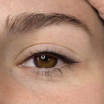 Перманентний макіяж повік. 
Міжвійка+ легка стрілочка з розтушовкою.
Одразу після процедури